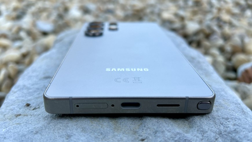 Recenze: Samsung Galaxy S25 Ultra – Volání (z) budoucnosti Samsung Galaxy S25 Ultra – šedý, záběr na konektory
