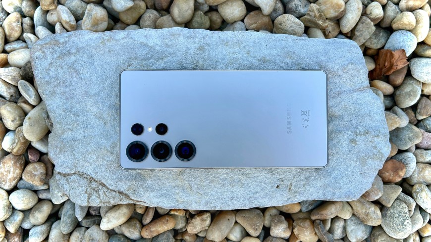 Recenze: Samsung Galaxy S25 Ultra – Volání (z) budoucnosti Samsung Galaxy S25 Ultra – šedý, pohled na zadní stranu smartphonu