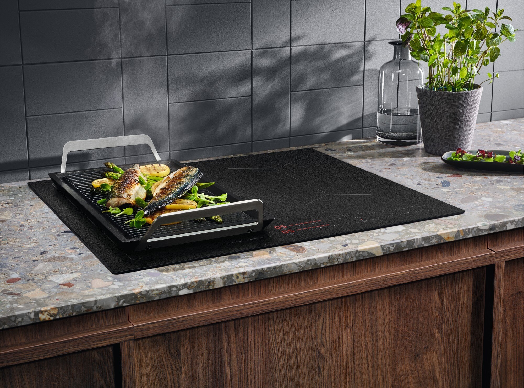 Elegance, která něco vydrží! To je indukce Electrolux SaphirMatt Electrolux SaphirMatt Bridge