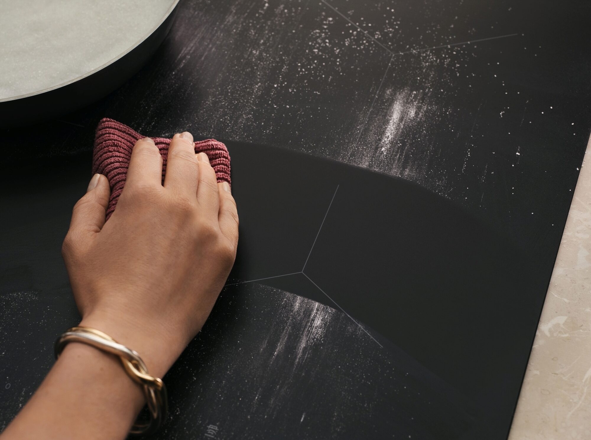 Elegance, která něco vydrží! To je indukce Electrolux SaphirMatt Electrolux SaphirMatt údržba