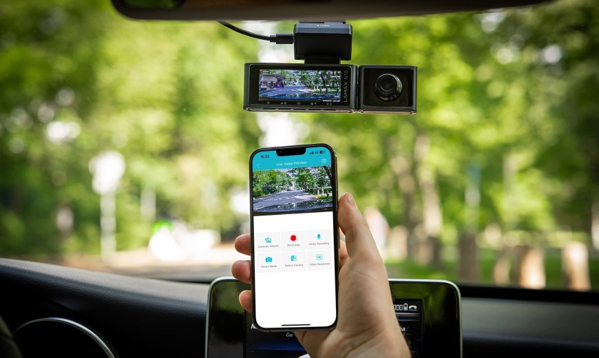 Autokamera s displejem propojená s mobilním telefonem.