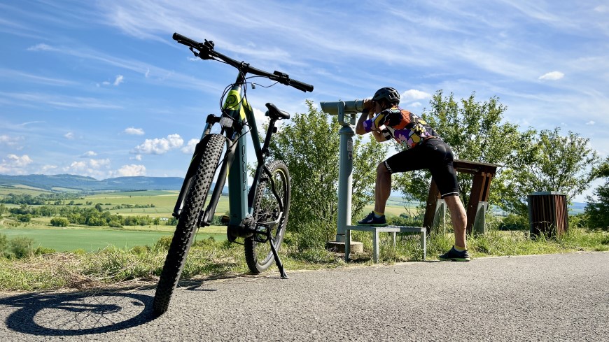 Recenze: Elektrokolo GoGEN Campo MX 720 – Když srdce velí Go a dobrodružství máte v GENech Horské elektrokolo GoGEN Campo MX 720 v terénu, opřeno o stojan