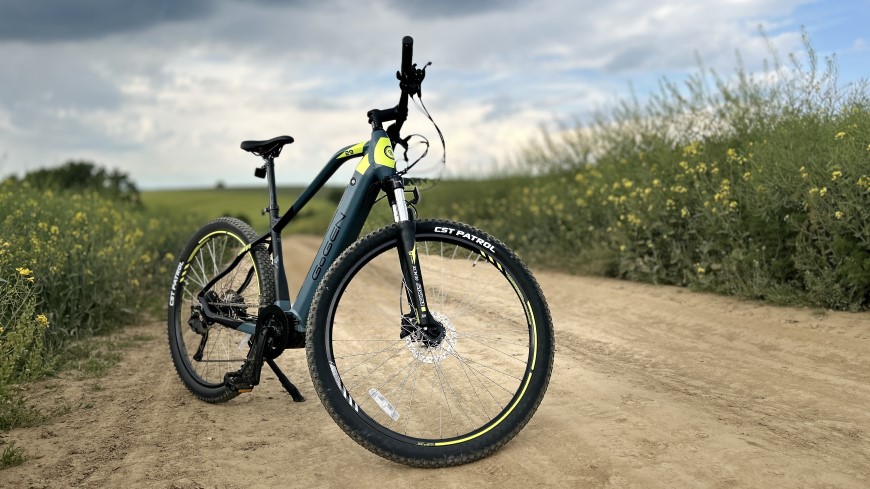Recenze: Elektrokolo GoGEN Campo MX 720 – Když srdce velí Go a dobrodružství máte v GENech Horské elektrokolo GoGEN Campo MX 720 v terénu, opřeno o stojan