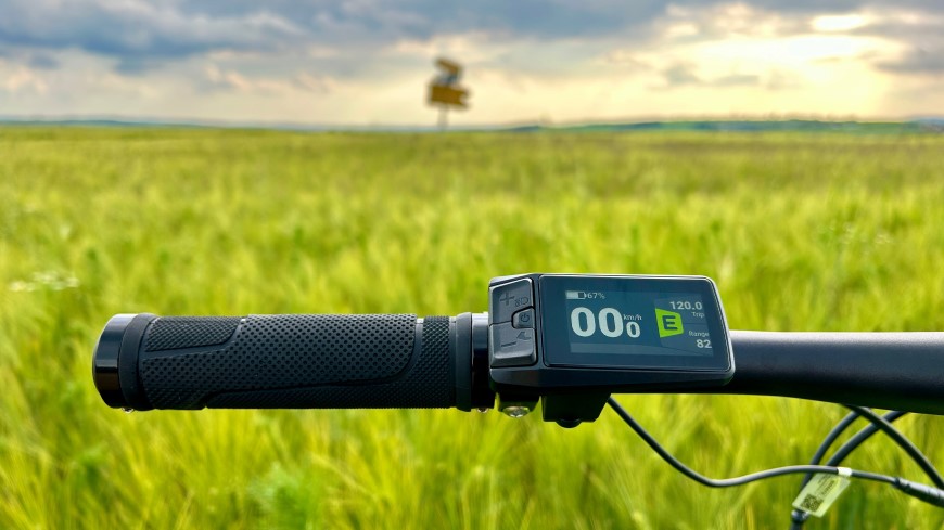 Recenze: Elektrokolo GoGEN Campo MX 720 – Když srdce velí Go a dobrodružství máte v GENech Horské elektrokolo GoGEN Campo MX 720 v terénu – detail ovladače kola