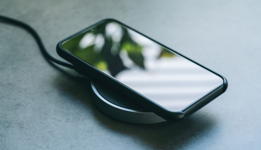 Rychlé, chytré a bez kabelů: Jak funguje bezdrátové nabíjení Qi, Qi2 a MagSafe? bezdrátové nabíjení