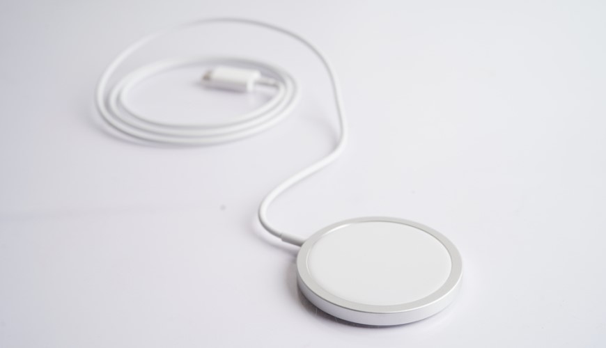 Rychlé, chytré a bez kabelů: Jak funguje bezdrátové nabíjení Qi, Qi2 a MagSafe? bezdrátové nabíjení
