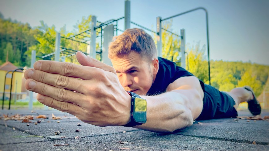 Recenze: Chytré hodinky Garmin Venu X1 – Když všechen čas hraje pro vás Chytré prémiové fitness hodinky Garmin Venu X1 v akci při silovém tréninku na workoutovém hřišti