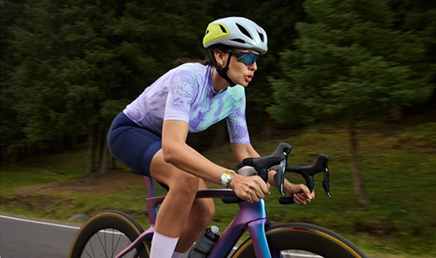 Huawei Watch GT 6 jsou venku: Mají skvělou výdrž i AMOLED displej Silniční cyklista, který má na ruce Huawei Watch GT 6