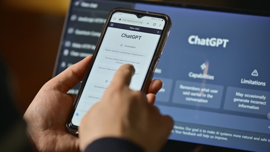 Jak využít umělou inteligenci v podnikání Mobilní a PC rozhraní Chat GPT, jednoho z nejpopulárnějších AI asistentů