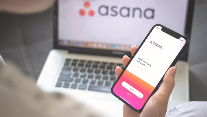 Jak využít umělou inteligenci v podnikání Mobilní a PC rozhraní aplikace ASANA, platformy pro time-management a projektové řízení