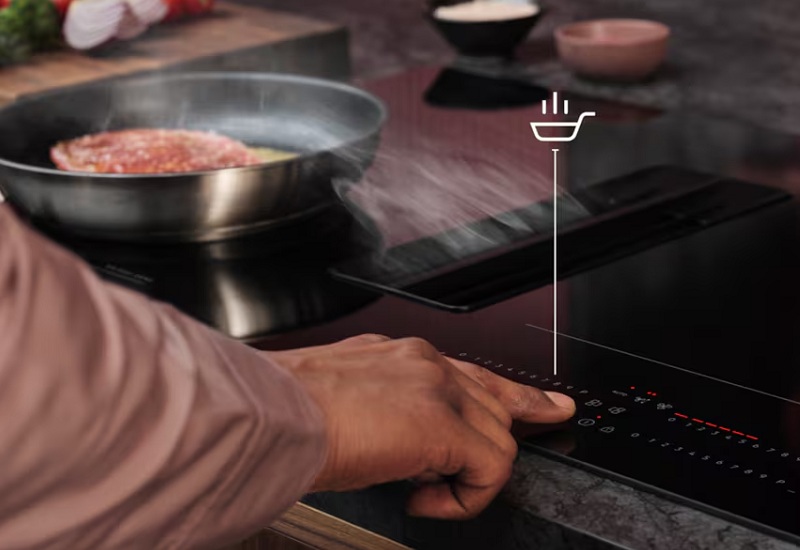 Flexibilita a elegance. To je matná indukční varná deska AEG s odsáváním Symbol funkce SenseFry pro optimální teplotu smažení