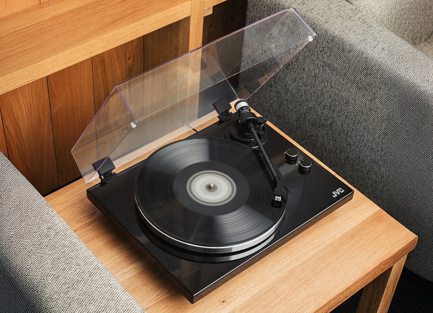 Moderní a stylový poslech s audiem JVC gramofon_jvc_cerny_v_interieru
