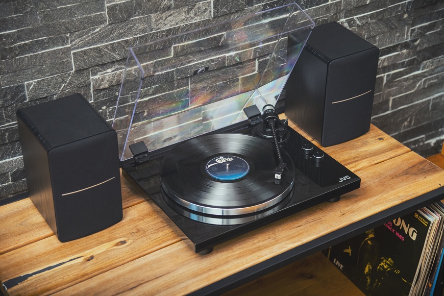 Moderní a stylový poslech s audiem JVC gramofon_jvc_cerny_v_interieru_pripojene_reproduktory