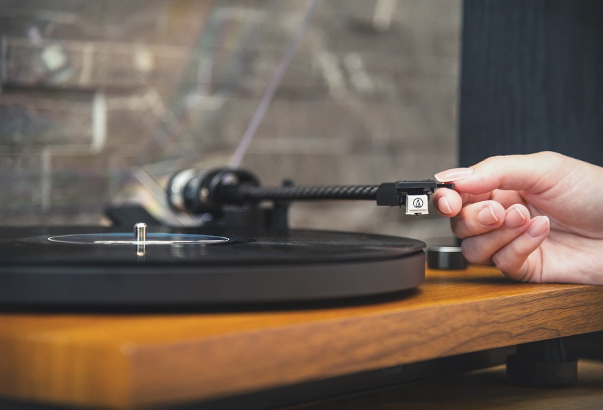 Moderní a stylový poslech s audiem JVC gramofon_jvc_s_detailem_na_prenosku