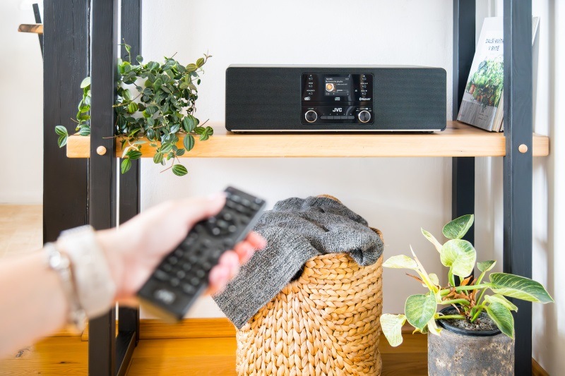 Moderní a stylový poslech s audiem JVC mikrosystem_jvc_ovladani_dalkovym_ovladacem