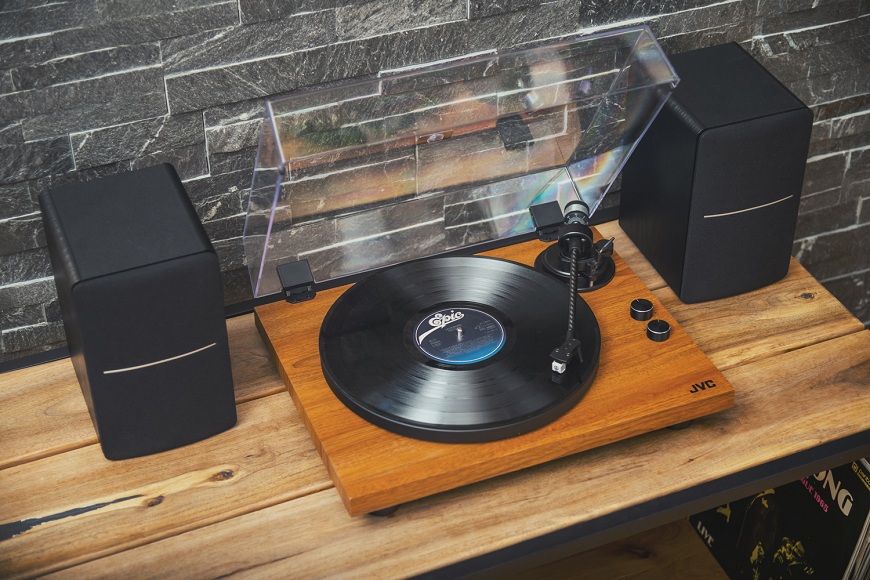 Moderní a stylový poslech s audiem JVC gramofon_jvc_hnedy_v_interieru