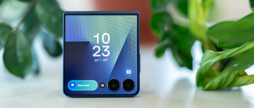 Recenze: Samsung Galaxy Z Flip7 – Když styl hraje prim Samsung Galaxy Z Flip7 modrý