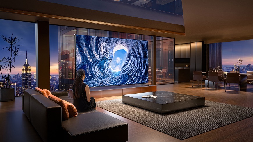 Prémiová televize Hisense přináší luxusní zážitek, který předčí i kino Na obrázku je paní, sedící před televizí Hisense 110UXNQ s úhlopříčkou 279 cm