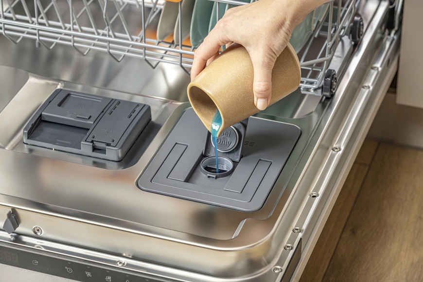 Myčky Gorenje: Funkce Smart Dosing pro efektivní dávkování mycího prostředku Na obrázku je ukázaný detail dvířek myčky, kde se nalévá mycí prostředek, který si už myčka sama dávkuje díky funkce Smart Dosing