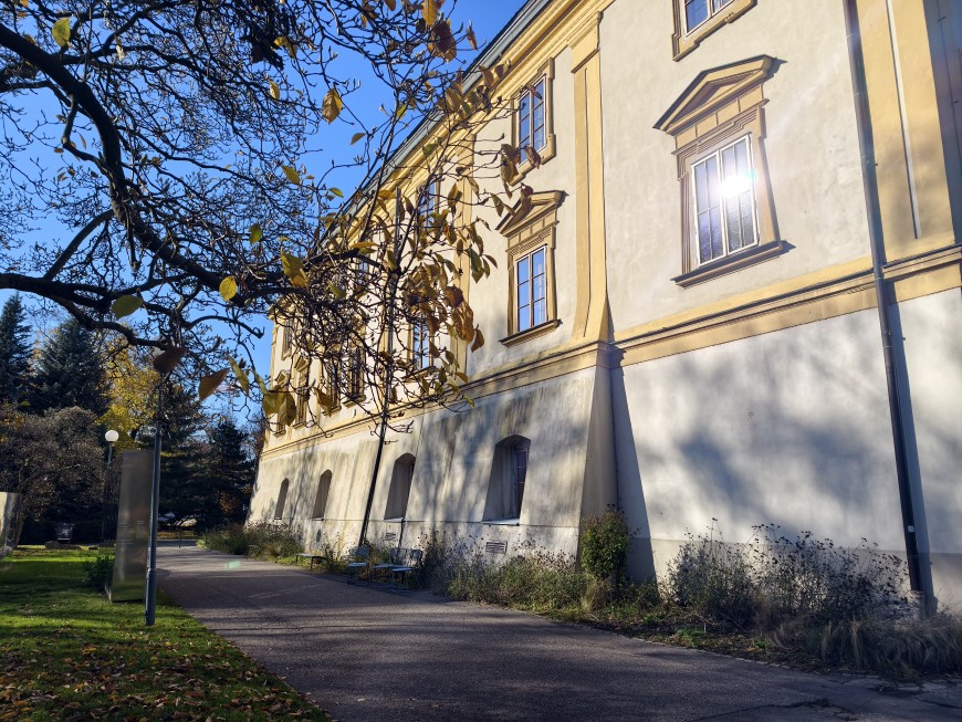 Recenze: Vivo X300 Pro – S králem zoomu určitě nešlápnete vedle ukázkový snímek vivo x300 pro: budova