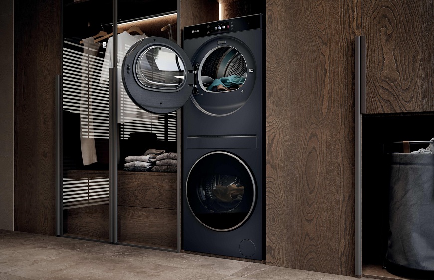 Prací věž Haier Laundry Center: Dokonalá hygiena prádla bez kompromisů prací věž haier laundry center zabudovaná ve stěně prádelny, sušička je otevřená