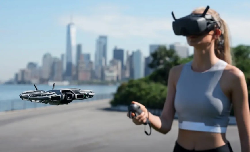 Nový DJI Neo 2: Malý dron se 4K kamerou a všesměrovou detekcí překážek 6ena ovládá dron DJI Neo 2 za městem