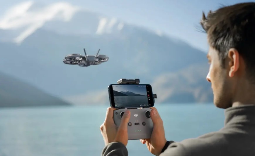 Nový DJI Neo 2: Malý dron se 4K kamerou a všesměrovou detekcí překážek Muž ovládá dron DJI Neo 2 pomocí telefonu u jezera