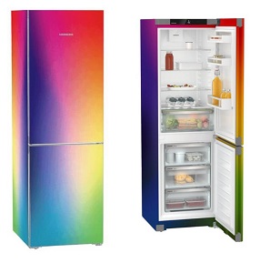 dvě lednice liebherr colour explosion duhové provedení vedle sebe: jedna zavřená, druhá otevřená s uloženým jídlem