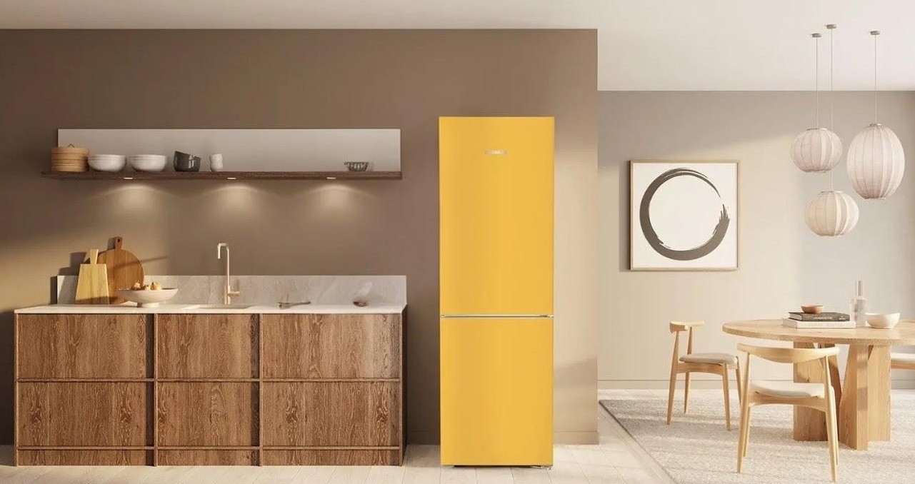 žlutá lednice liebherr v dřevěné kuchyni