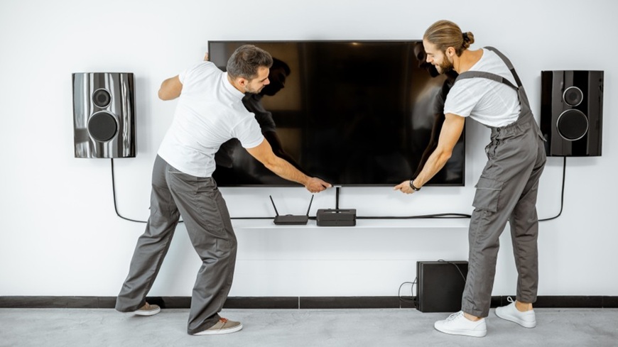 Jak namontovat TV na zeď? Uchycení TV s periferiemi a kabely na stěně
