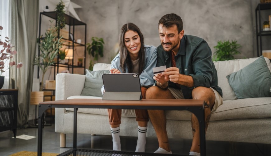 Jak vybrat tablet? žena a muž sledují tablet v obývacím pokoji