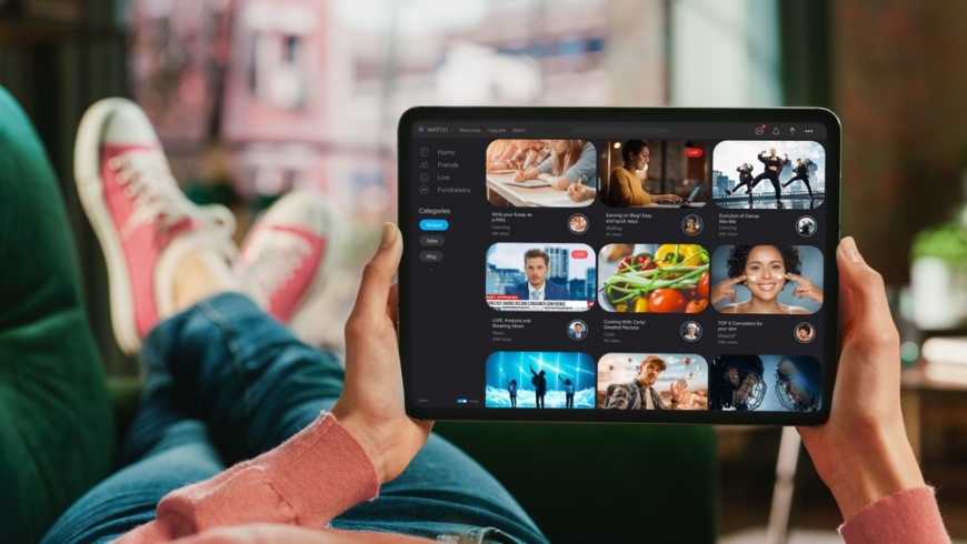 Jak vybrat tablet? osoba odpočívá s tabletem