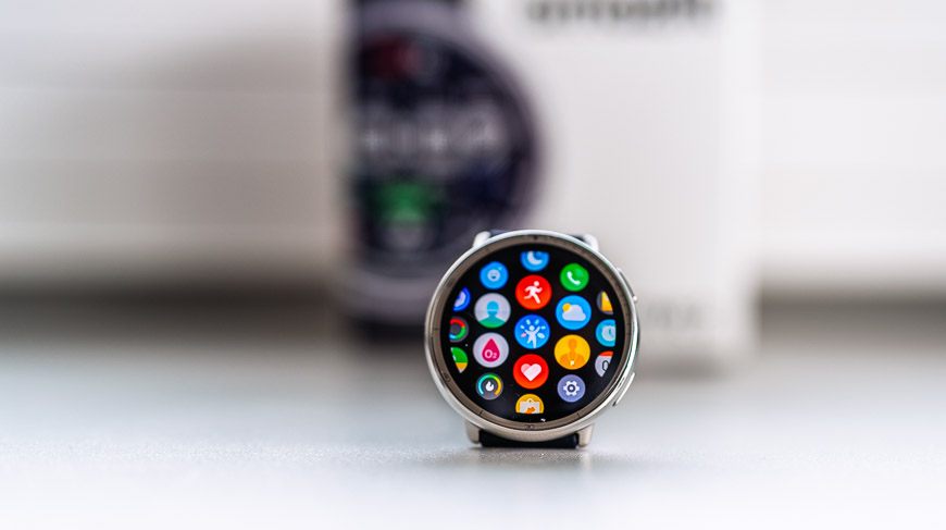 detail na displej hodinek Amazfit Active 2