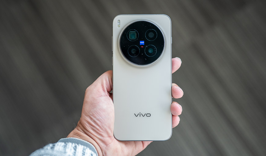 pohled na fotoaparát telefonu vivo x300 pro