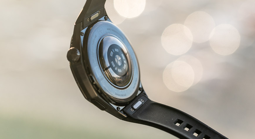 Recenze: Chytré hodinky Huawei Watch GT 6 Pro 46 mm – Titanová elegance s výdrží na 21 dní pohled na senzor hodinek Huawei Watch GT 6 pro