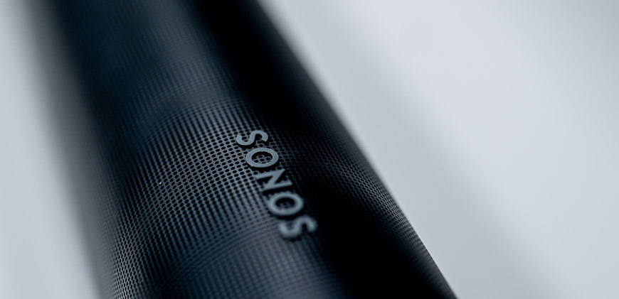 Recenze: Sonos Arc Ultra + Sub 4 – Prémiový zvuk, který promění váš obývák v kino Soundbar Sonos Arc Ultra detailně zachyceno logo SONOS