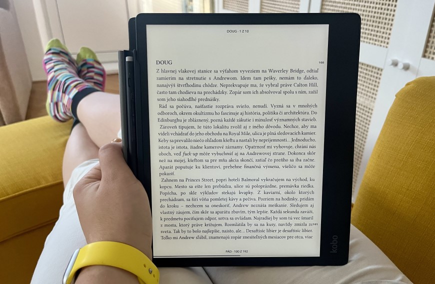žena sedící na gauči a čte e-knihu na čtečce e-knih Kobo Elipsa 2E