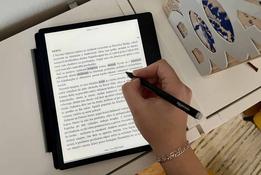 Čtečka e-knih Kobo Elipsa 2E ukazující práci s perem