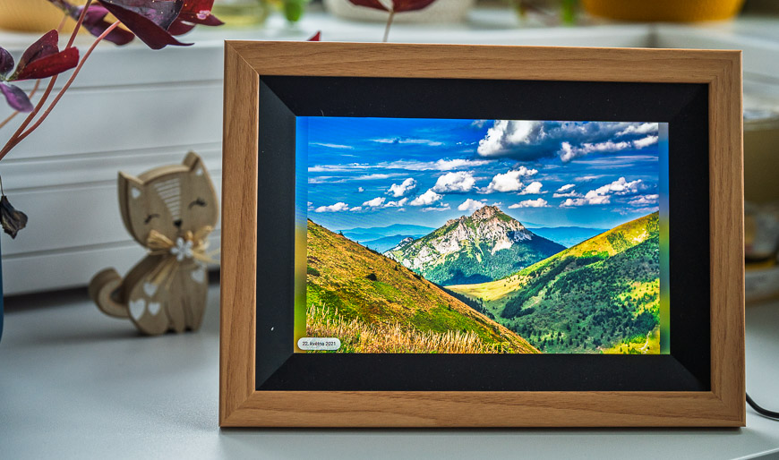 Digitální fotorámeček Rollei Smart Frame WiFi 105 promítající fotku hory a přírody