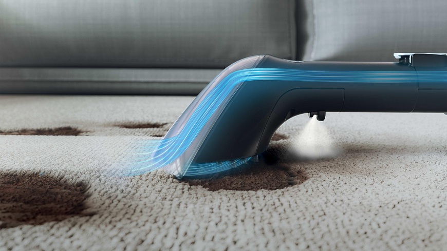 Čistič koberců Hoover HS500 011 působí na skvrnu na koberci