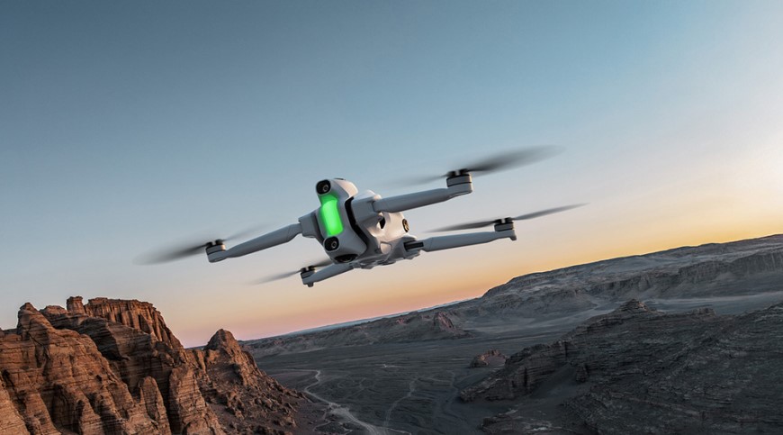 Insta360 Antigravity A1 – první 360° dron značky, který natáčí v 8K kvalitě Insta360 Antigravity A1 v letu nad kaňonem