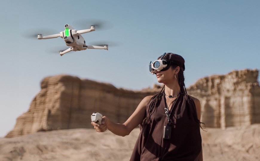 Insta360 Antigravity A1 – první 360° dron značky, který natáčí v 8K kvalitě Žena ovládá dron Insta360 Antigravity A1 s ovladačem a brýlemi
