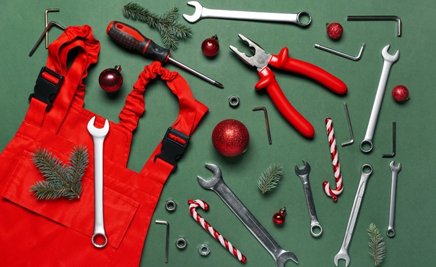 flatlay s nářadím a montérkami s vánočním tématem