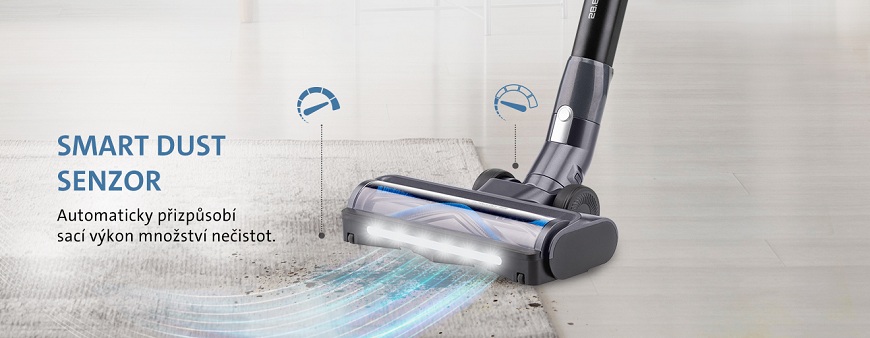 Podlahová hubice vysavače ETA Panther PRO s LED osvětlením na koberci demonstrující funkci SMART DUST SENZOR, která automaticky přizpůsobuje sací výkon dle znečištění
