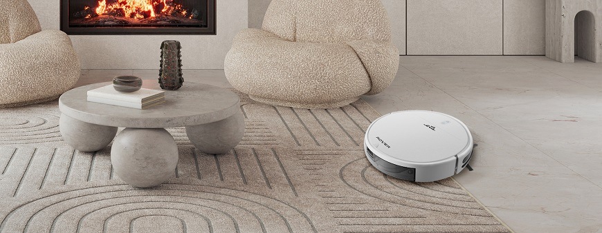 TOP 10 nejlepších dárků značky ETA Bílý robotický vysavač ETA Rover vysává v moderním, minimalistickém obývacím pokoji s krbem a béžovým kobercem