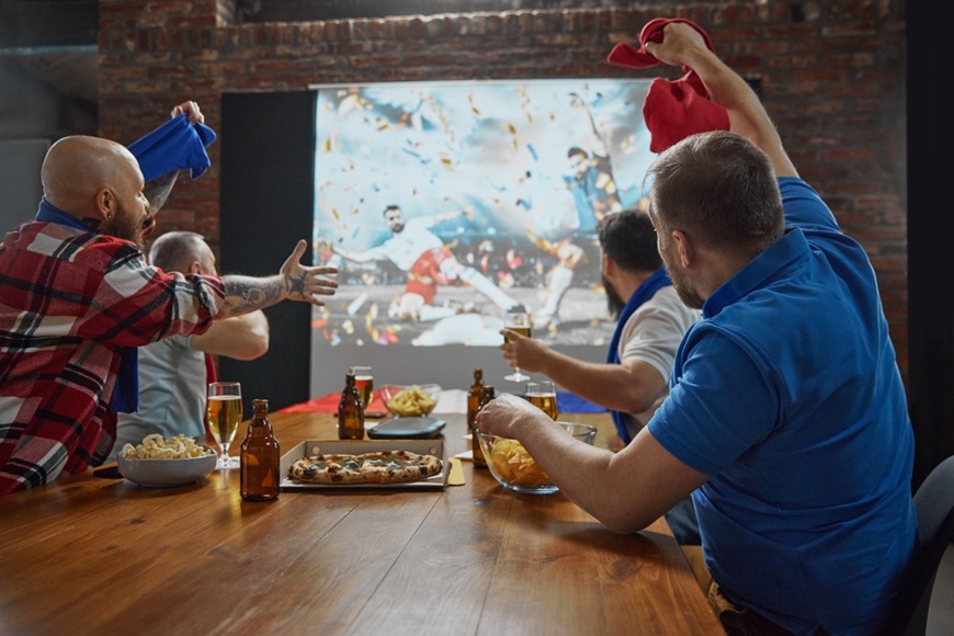 Jak si užít sport na maximum aneb Průvodce elektronikou pro opravdové fanoušky Skupinové fandění u velkoplošné projekce fotbalového zápasu