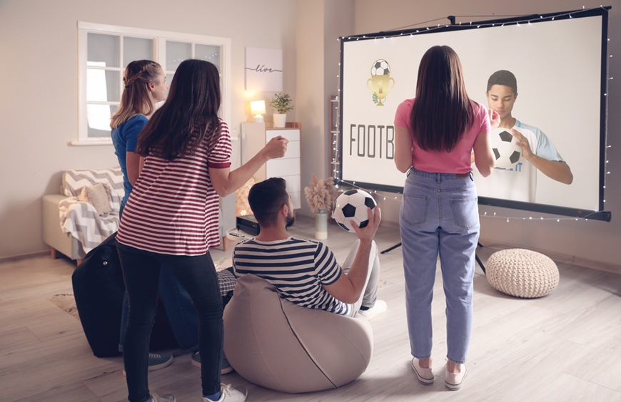 Jak si užít sport na maximum aneb Průvodce elektronikou pro opravdové fanoušky Fotbal projektovaný doma na plátně pro skupinu fanoušků
