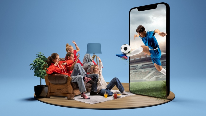 Jak si užít sport na maximum aneb Průvodce elektronikou pro opravdové fanoušky Mobilní zařízení pro sledování sportu, zachycené v nadživotní velikosti jako metafora zařízení, které vytváří atmosféru jako na stadionu