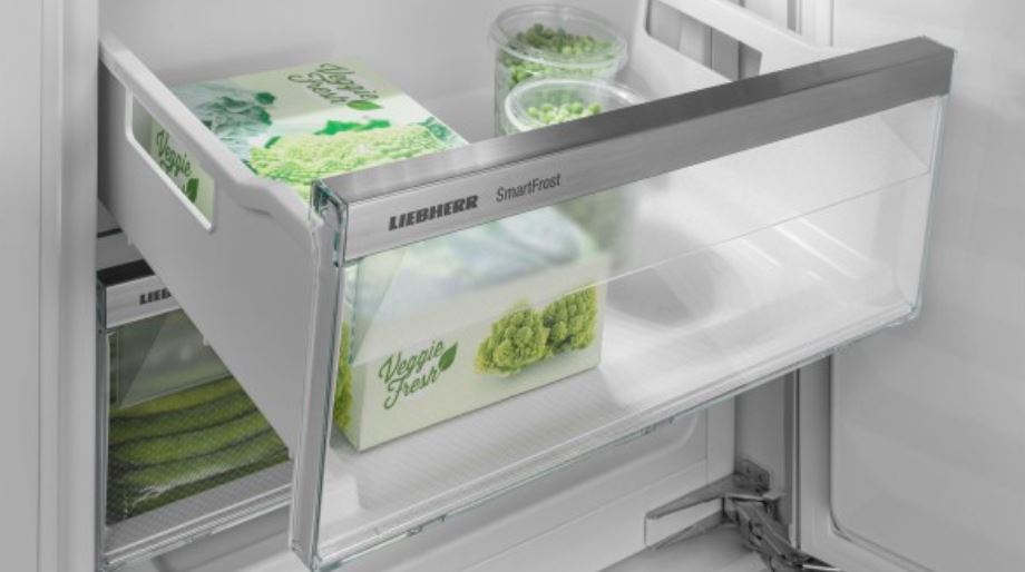 Jak funguje NoFrost mrazáků Liebherr? Srovnání beznámrazových a SmartFrost modelů vysunutý šuplík mrazničky liebherr s technologii smartfrost. Je v něm uložená mražená zelenina