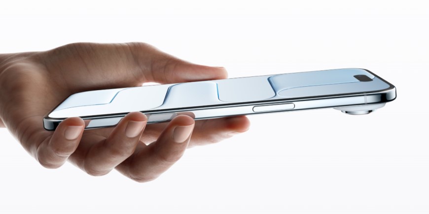 Mobilní telefon iPhone Air držený v ruce